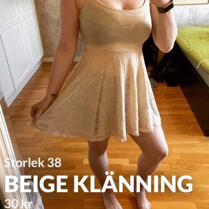 Somrig beige klänning - Jättefin klänning som passar dig som har storlek xs/s. Den är ganska kort men täcker rumpan. Otroligt skön och perfekt en varm sommardag eller på hösten/våren om man har en kofta och höga skor till! Jag kan mötas upp i Nyköping eller frakta den, köparen står för frakten ☺️ jag är inte helt säker på vad fraktkostnaden är men kan kolla upp det om så önskas.