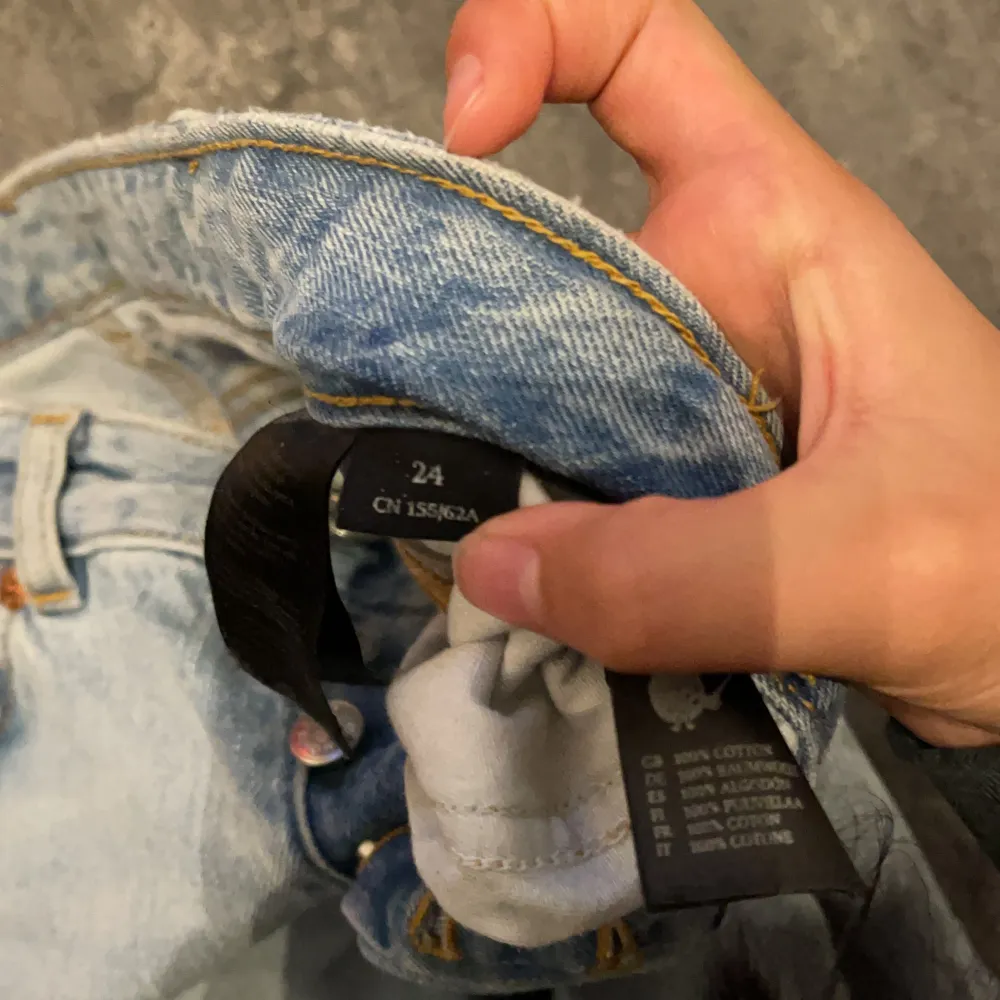 endast testad, lågmidjade jeans från monki. Jeansen är förstora för mig som har xxs och 32. Jag är 155 och dom är till anklarna. Köpt för 400kr.. Jeans & Byxor.