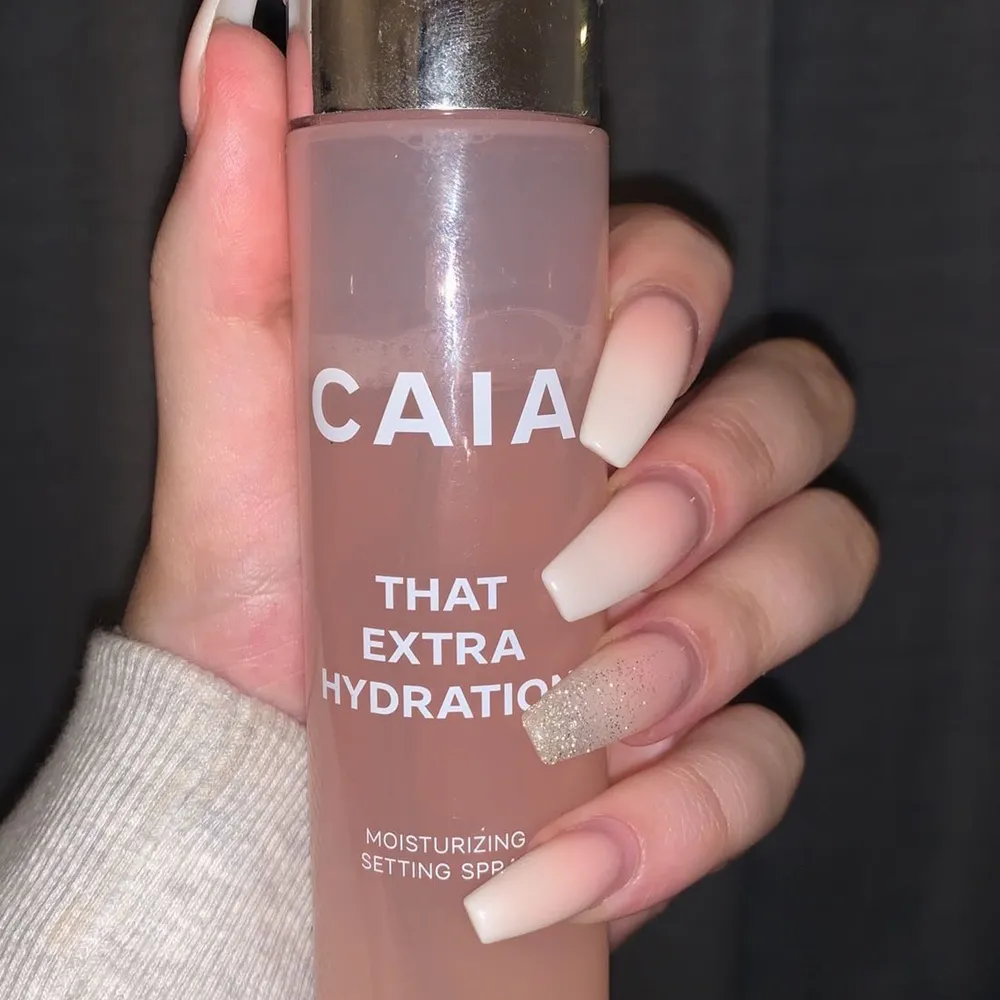 Säljer caias settingspray ”that extra hydration”. Den e väldigt lite använd. (Syns på bilden hur mycket den är använd) ❤️ FRAKT INGÅR I PRISET!. Accessoarer.