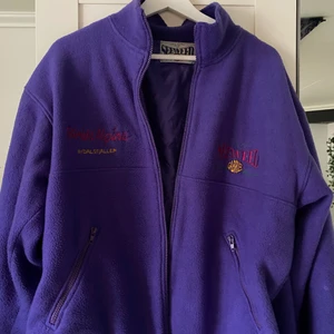 Lila fleece jacka - Lila fleece jacka som är supermysig och varm💕