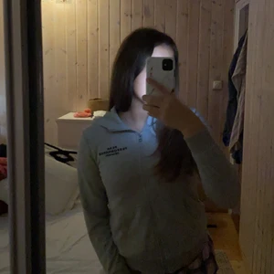 Peak performance kofta - Säljer den här kofta som är köpt från zalando märket är peak performance. Säljer pågrund av att den var ganska liten på mig eftersom det är storlek 150 och passar xs bäst. Köp föf 1300kr säljer för 450kr . Den har inga fläckar och är max använd 5 gånger, armana är dock lite korta och jag är 165❤️