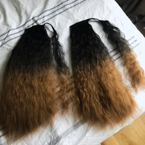 Löshårs tofs  - Syntetisk ponytail! Två stycken i samma färg, svart med brun ombre, 300kr styck! 55cm vågigt 
