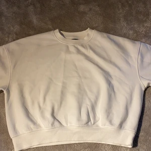 Vit tröja - En vit Sweatshirt från Lager 157 som är använd max 5 gånger, den kommer inte längre till användning. Frakten ingår inte i priset!🌟