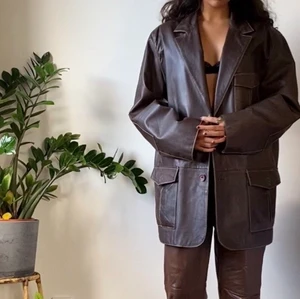 Brun läderjacka - Brun läderjacka i jättefint skick! Oklart vilken storlek jackan har men jag har storlek 38 (så det kanske ger en uppfattning) Kan mötas upp i stockholm eller frakta (då står köparen för frakten) 🌻🌱