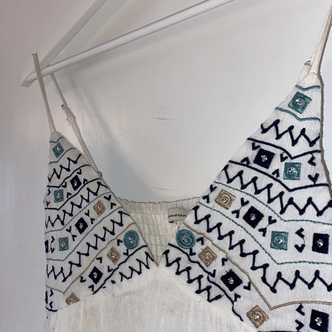 Kort, vit bohemisk klänning  - 90