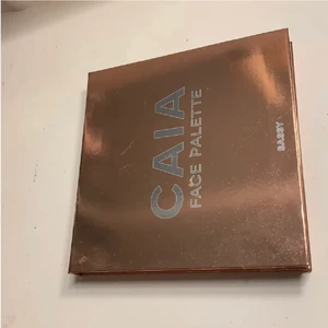 Nästan oanvänd CAIA palett - Denna paletten är typ oanvänd, endast provad. Har hennes andra bronzers/rouge/highlighters så blir att jag inte använt denna. 395kr nypris💗🥰 
