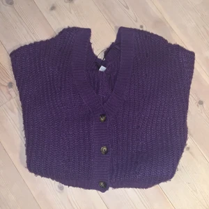 Stickad kofta! - Stickad lila kofta från hm. Denna är bara använd ental gånger och är i ett väldigt bra skick. Den är i storlek XS men passar mig bra som har storlek M💕