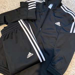 Adidas 3-stripes - Barn set i storlek 164, är i jättebra skick, användes bara 2 gånger. 