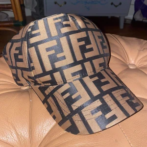 FENDI  - Äkta nu ensad 249 dp jag inte använder den :)