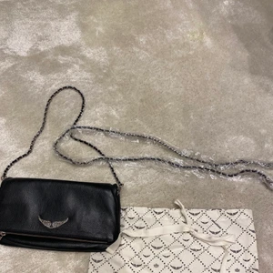 Zadig & Voltarie väska - Fin Zadig & voltarie väska med tillhörande axelband & dustbag. Använd ensast några få gånger och i superfint skick. Säljer för att den inte kommer till användning längre hör av er om frågor eller intresse. Frakt tillkommer 💖💖💖💖💖