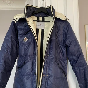 Moncler damkacka - Blå moncler jacka i storlek 36. Använd och har många år på nacken därav de billiga priset.