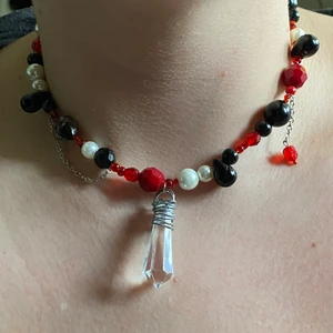 Black&red necklace 🖤❤️ - 🌈79kr  🌈dm us if you are interested 💕  🌈the beads, pearls and are all bought secondhand ❤️   🌈NOT REAL SILVER🤍   