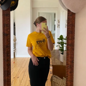 T-shirt Monki - Så härlig T-shirt från Monki🌞 I storlek XS men skulle säga att den passar XS-M beroende på vilken passform man önskar