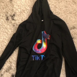 Svart TikTok tröja - Inte använd nån gång så väldigt bra skick 