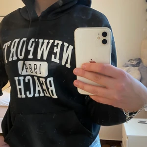 Svart Hoodie med tryck  - Säljer nu min lite oversize svarta Hoodie med vitt tryck. Bra skick. Storlek L. 100kr + frakt 