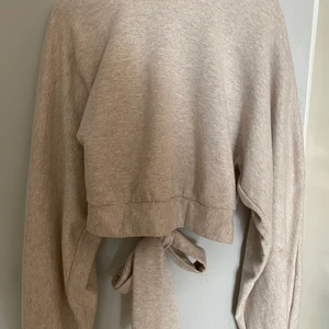 NAKD tröja  - En perfekt höst och vinter tröja med öppning i ryggen, sitter extremt bra på och är bra i armarna. 