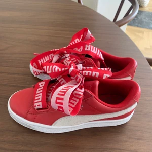 Puma sneakers  - Storlek 36. Super fint skick, använda någon enstaka gång. 