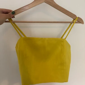 Zara topp strl M  - Jätte fint topp från Zara. Perfekt till sommar men kan också styla på hösten. Använd bara en gång. Köparen står för frakt men kan också mötas i Malmö. 