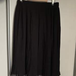 Jättefin kjol från NAKD i storlek 38. Aldrig använd och prislappen sitter kvar😘