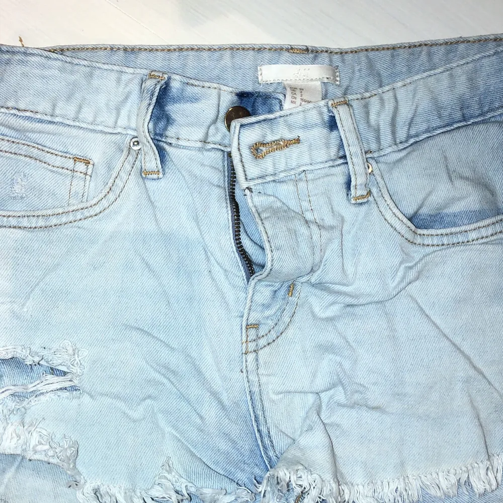 H&M Shorts Str 32, ljus blåa . Shorts.
