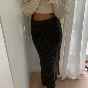 Stickad kjol - Stickad brun lång kjol med slits på båda sidor och resår i midjan