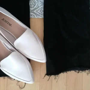 Jeans och sko - paket  - Två par jeans i ankellängd, normal waist, tapered i strl S från VERO MODA. Likadana, ett par blå ett par svarta. Strl S men passar S-M då de är mjuka och stretchiga utan att ändra passform öht. Jättefin passform, snygg längd och tvätt. Ett par äggskalsfärgade  loafers helt oanvända strl 37 och ett par svarta slouchy ankelboots med halv blockklack, också oanvända. Jag kan mötas upp i Karlskrona eller skicka billigt med Postnord, spårbart om du önskar såklart! 