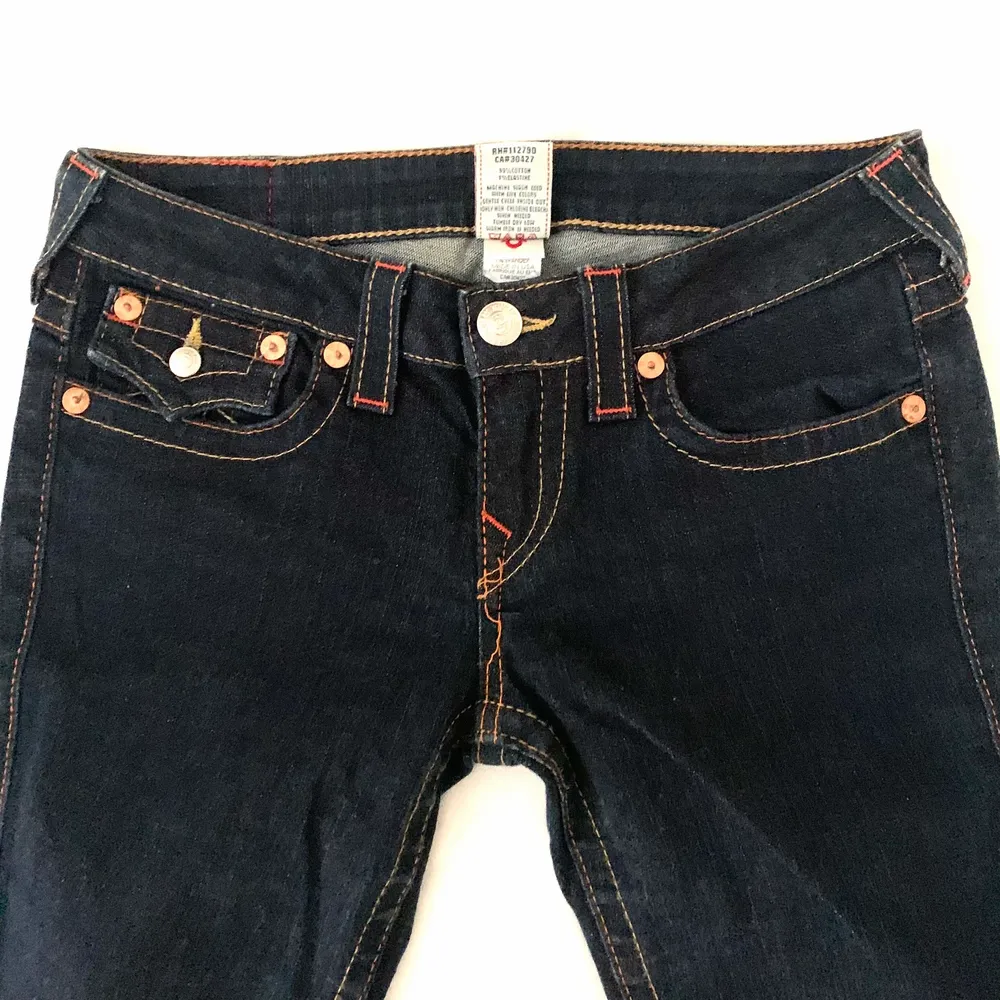 par true religion jeans jätte snygg men tyvärr kmr nt till användning! Low waist och bootcut 🙌🏻🥶 midjemått är 39, innerben 74. Jeans & Byxor.