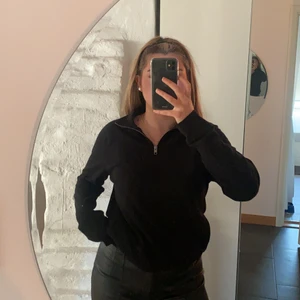 Halfzip hoodie - En svart halfzip sweatshirt ifrån hm säljer då den inte kommer till användning 