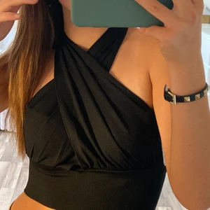 Fest topp - Säljer denna superfina topp som man även kan välja hur man vill knyta den i stl. S men skulle säga att den passar även M 💕