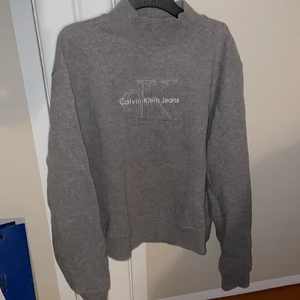 Tjocktröja - En tjocktröja från Calvin Klein! Superfin med högre krage.