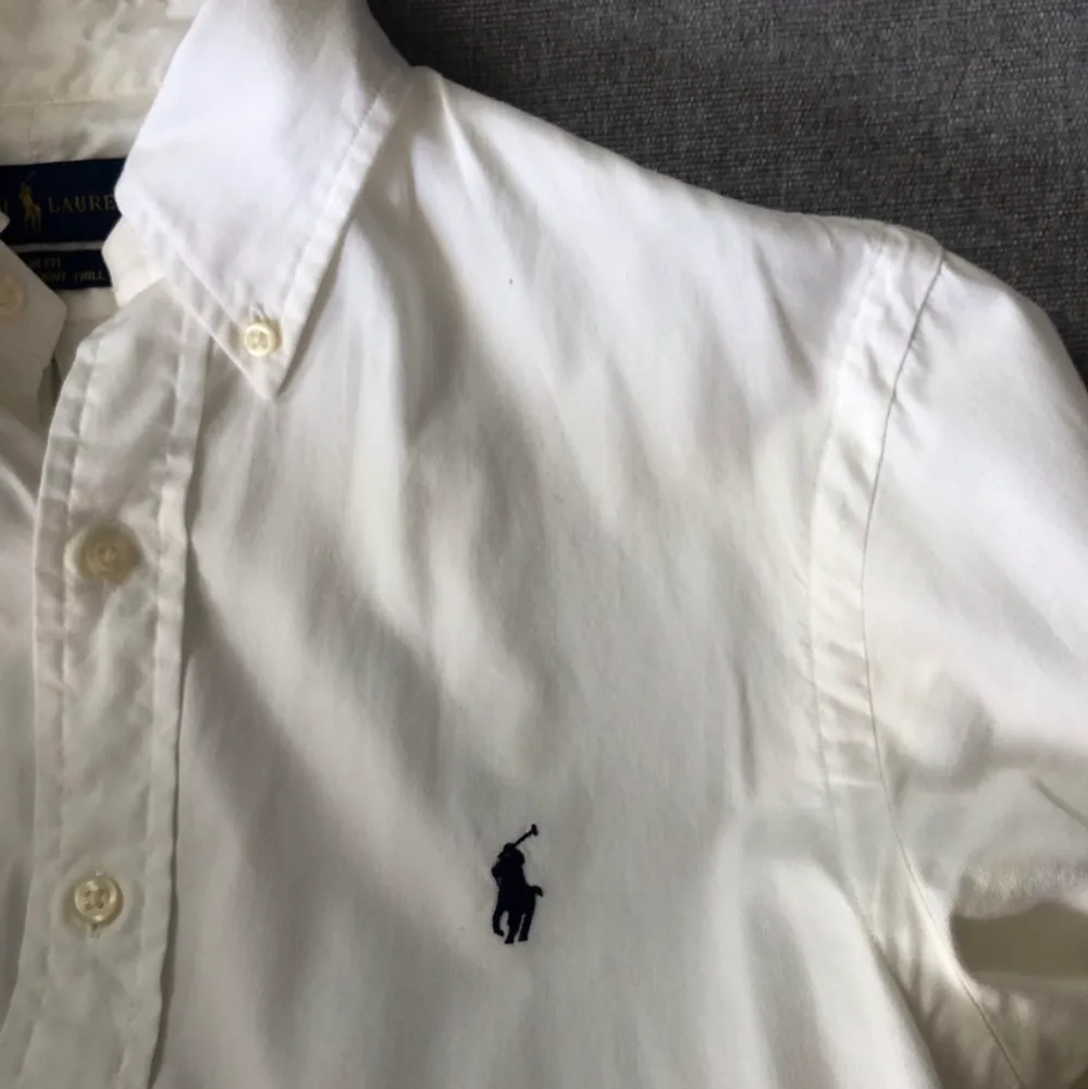 En oanvända Ralph Lauren skjorta i färgen vit med blått märke. Storlek S. Ny pris: 1200kr. Skjortor.