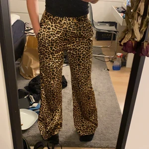 Leopardbyxer - Silkes byxer med leopard mönster , köpte på nakd!