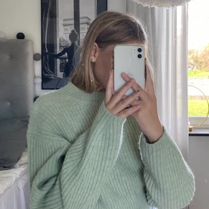 Grön stickad tröja - Säljer nu denna superfina gröna stickade tröja från weekday! Aldrig använd. Köpare står för frakt.