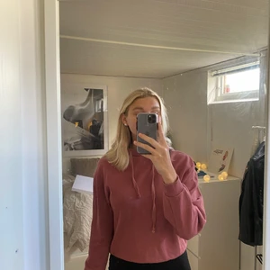 Mörkrosa Hoodie från NAKD - Stl S. Säljs pga att den inte längre kommer till användning 🤍