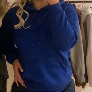 SLUTSÅLD HOODIE - Säljer denna jättefina royalblue hoodien från zara. Helt slutsåld och säljer för att den inte kommer till användning 💕