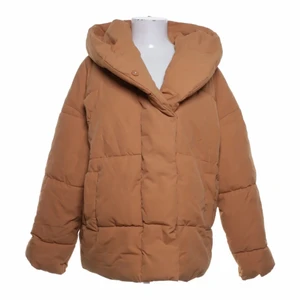 H&M Jacka Brun Storlek 36 - Köpte denna på Sellpy.se i veckan och jag tror att den kommer att passa någon annan bättre än vad den gör på mig. Inga synliga defekter och bra skick. Fin färg!