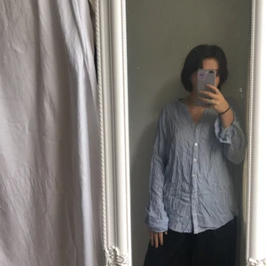 Skjorta - Blå randig skjorta som passar storlek S 