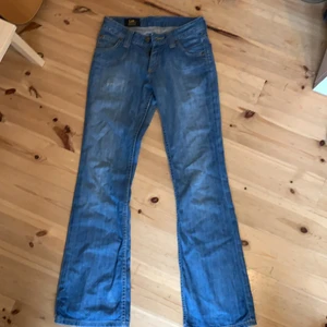 Lee jeans! - Köpte dessa jättefina lowrise bootcuts från Lee på Sellpy, de är i perfekt skick men tyvärr alldelles för små på mig :/ Kan tänka mig att byxorna passar på nån med xs! Köpare står för frakt 😌