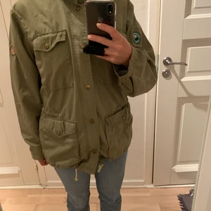 Vintage Fjällräven jacka i fint skick - Fin vintage fjällräven i bra skick. Storlek 44 men sitter perfekt på mig som har storlek 38.