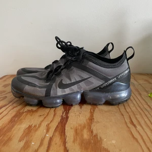 Nike - Inga defekter!:) pruta om det känns dyrt. Storlek 40 men passar mig som är en storlek 39