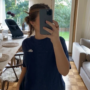 Nike t shirt - En mörkblå nike t shirt i storlek M, den är oversized och är jätte skön att ha på sig. 