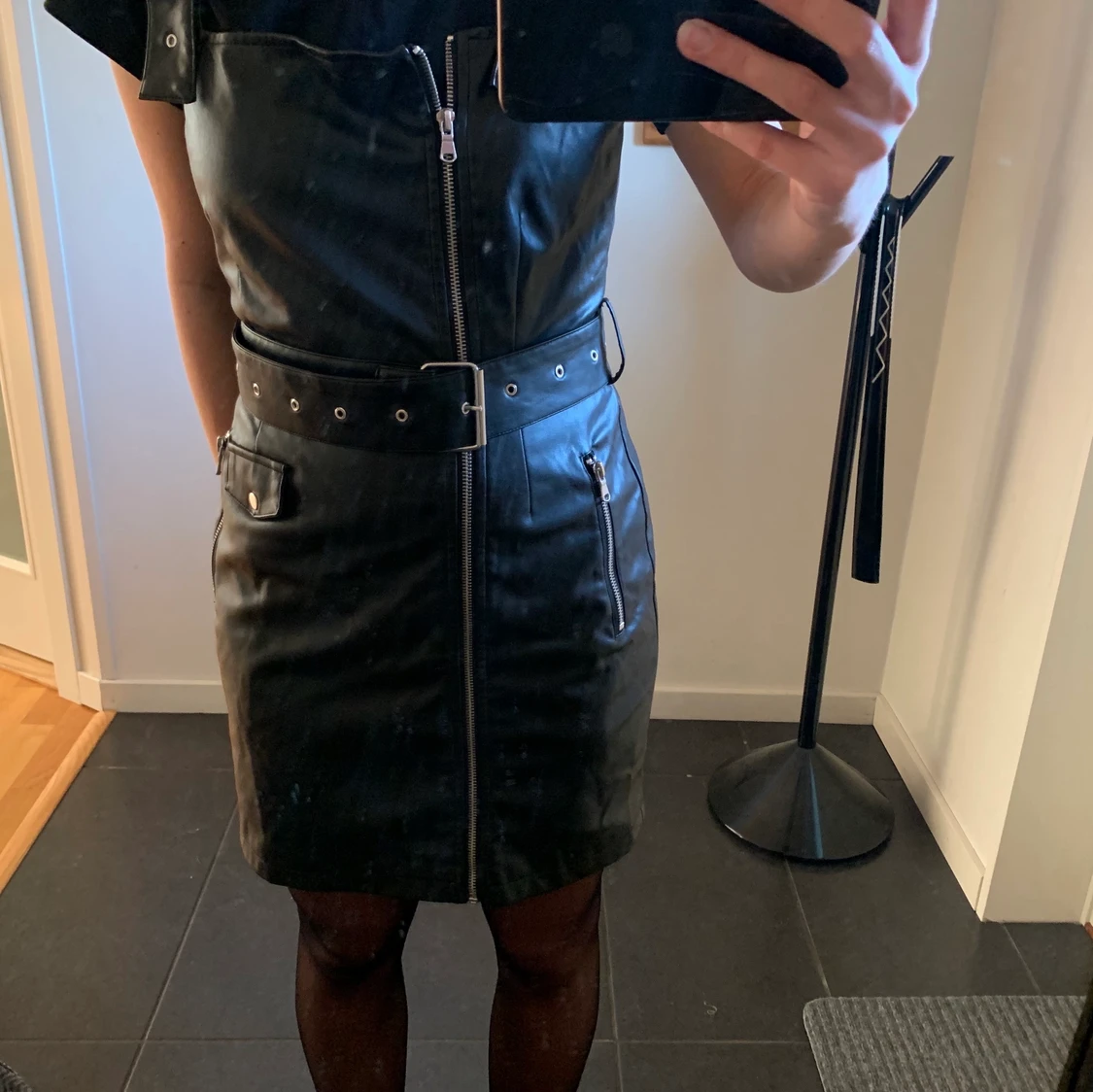 Svart skinklänning - 46