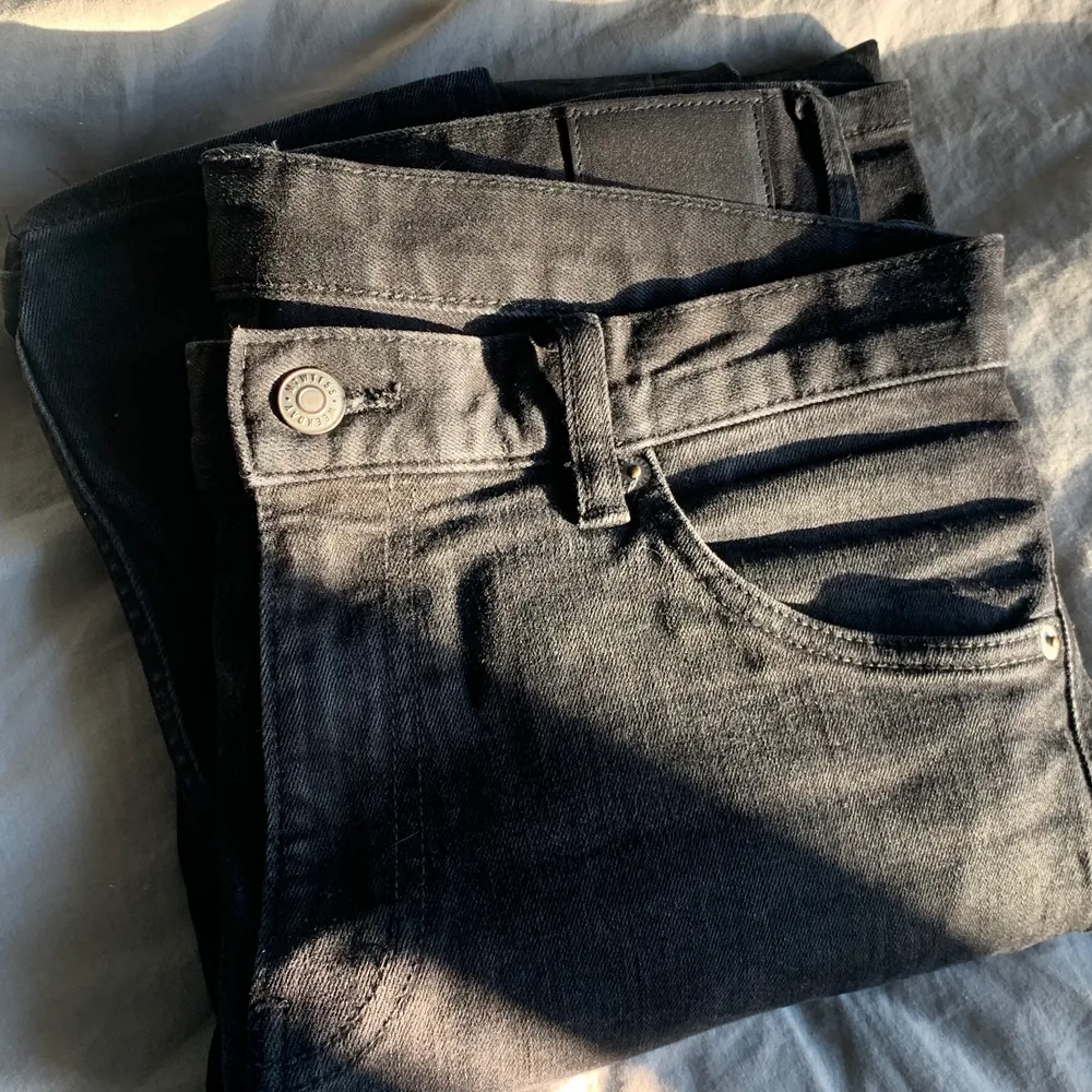 De är slimfit och de har används i ca 1 år innan jag lät de ligga i garderoben. Köpta för 450kr för ca 2 år sen tror jag men de ser inte utslitna ut. Jag är 189 cm lång och de passar bra, har bara slutat använda mina slim fit jeans. Knäna är utstretchade en gnutta, inga fler fel på byxorna :). Jeans & Byxor.