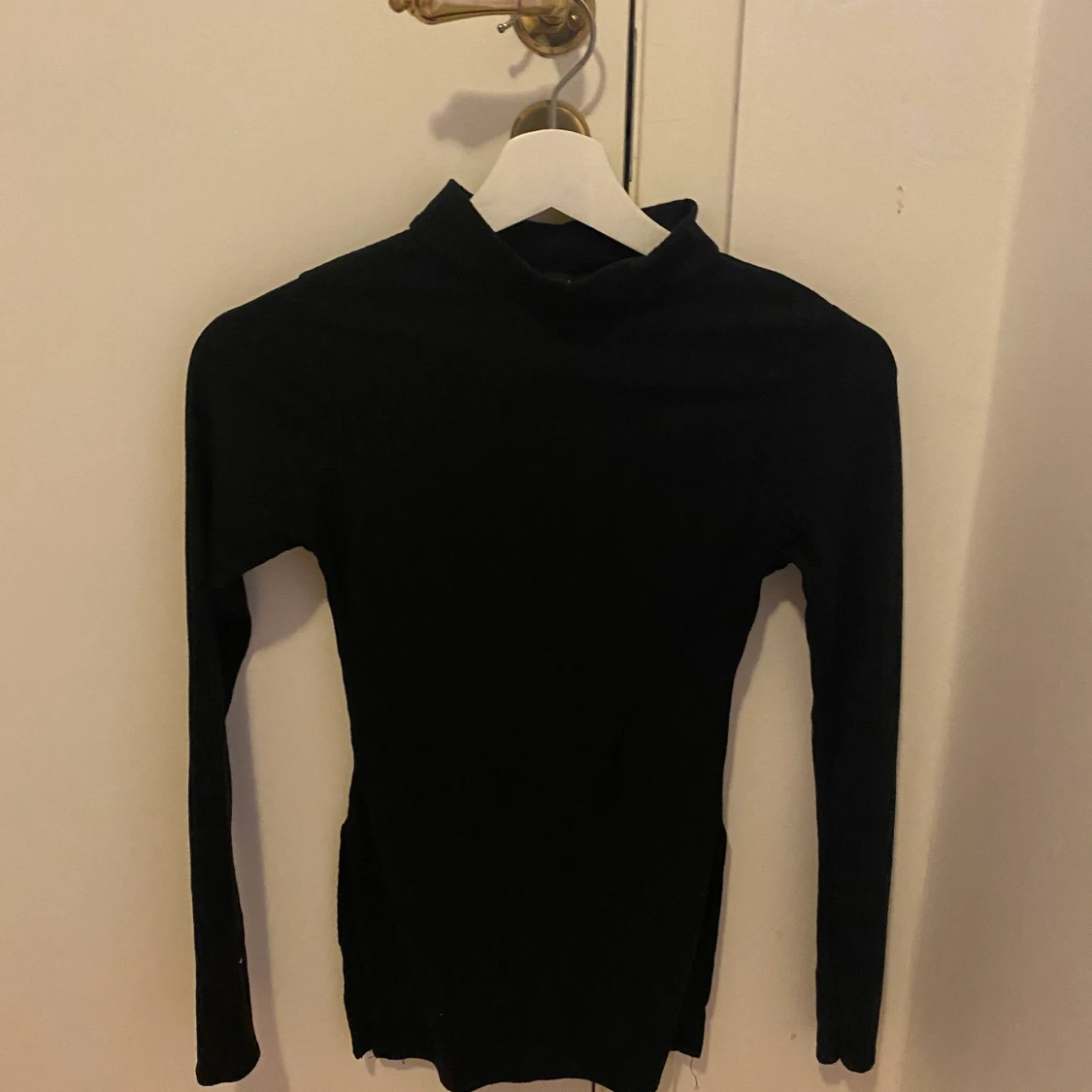 Svart tröja med split på sidorna