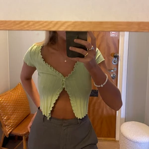 Grön topp  - Hej! Jag säljer en så cool grön topp 💚🐍 