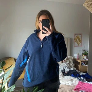 Oversized fleeze - Oversized fleeze sweatshirt köpt second hand. Superfin men kommer inte till användning, bra kvalite och jättefin i färgen😋 funkar för alla storlekar beroroende på hur man vill att den ska sitta.