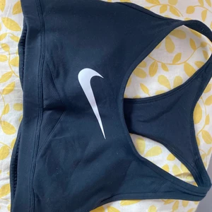 Nike sport bh storlek S-M - Stretchig dri-fit Nike sport bh, köpte för ca 200. 