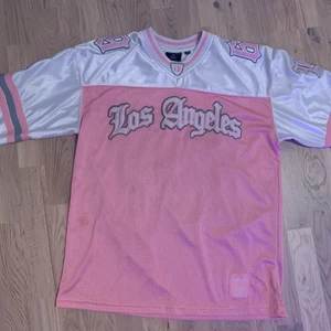 VARSITY TRÖJA LOS ANGELES 69 - Fint skick använd 2-3 gånger. Riktigt snygg. Storlek M (oversize på mig som är XS)