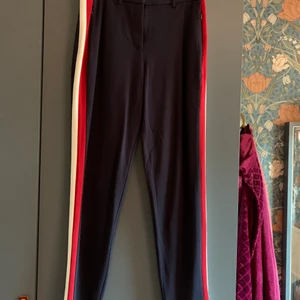 Byxor med revärer från Esprit  - Mjuka sköna byxor i ”kostymstil”. De med gröna revärer är i storlek 34 de med röda i storlek 36. Aldrig använda. 