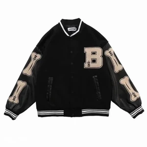 Super snygg collage jacka - Lägger ut igen då det var oseriösa köpare som buda! Knappt använd. Köptes för 900kr! Sitter super snyggt oversized om du vanligtvis är en S. Bara att skriva om du har frågor💕💕 Om du budat och vunnit budgivningen måste du köpa jackan! Köp direkt för 600 plus frakt!